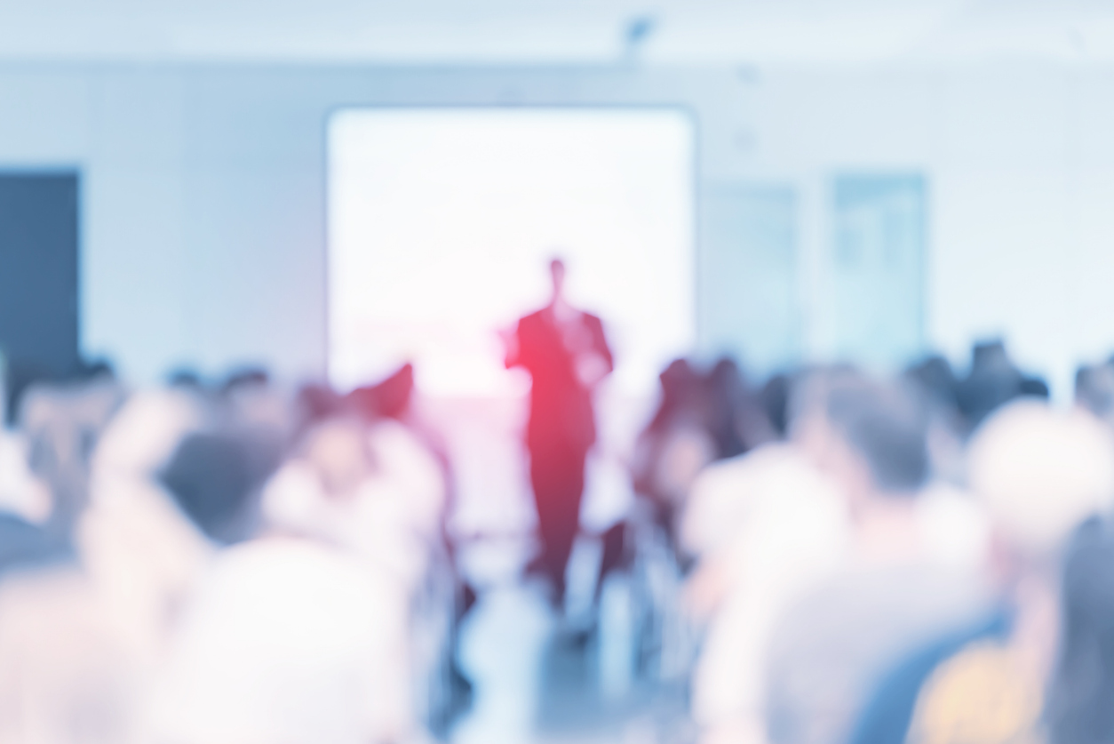 Vortragssituation leicht verschwommen.