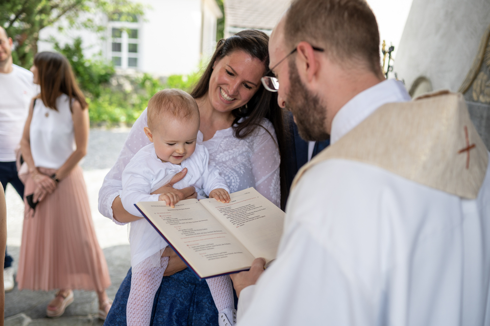 Empfang an der Kirchentür mit Gebet, Taufspender: Pfarrer Richard Hansl