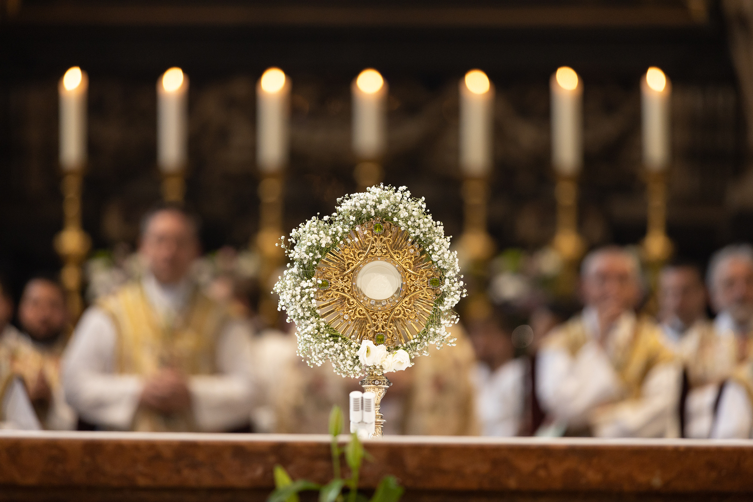 Das Hochfest des Leibes und Blutes Christi, besser bekannt als Fronleichnam (Mittelhochdeutsch für Leib des Herren), geht zurück auf eine Vision der belgischen Nonne Juliana von Lüttich. Nachdem ihr Beichtvater, dem sie von ihrer Vision erzählt hatte